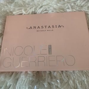 Anastasia Beverly Hills Nicole Guerrero Glow Kit